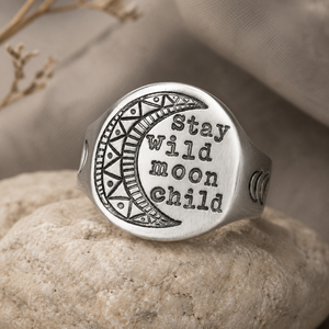 Anello con Motivo Lunare Inciso su Piastra Rotonda, Design Vintage per Donne - Product Image 1