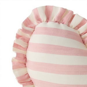 Coussin décoratif en coton rayé de luxe avec volants en forme de cœur, esthétique coquette, style shabby chic, pour la décoration du lit et du canapé - Product Image 5