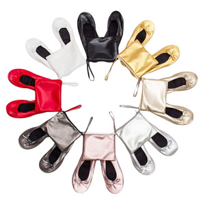 Zapatos Planos de <span class=keywords><strong>Ballet</strong></span> Plegables para Mujer con Logotipo Personalizado al por Mayor, Zapatos Metálicos Plateados Enrollables para Viaje, con Lazo Decorativo y Bolsa Portátil - Product Image 3