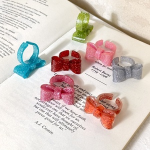 Vente en gros de bagues d'été à la mode bijoux à paillettes colorées en résine acrylique nœud 3D ouvert bague réglable pour femmes - Product Image 5