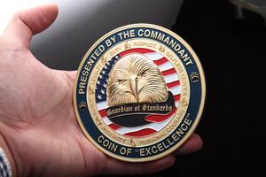 ขอบคุณสำหรับการให้บริการ ตราสัญลักษณ์ที่ระลึก |   ของที่ระลึกโลหะผสมสังกะสีชุบทองแบบนูนสูง - Product Image 3