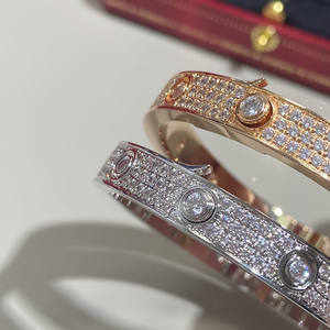 Bracelet de <span class=keywords><strong>couple</strong></span> en acier inoxydable réglable en or 18K Bracelet manchette ouvert incrusté de zircons <span class=keywords><strong>Gravure</strong></span> personnalisée Conception hypoallergénique - Product Image 2