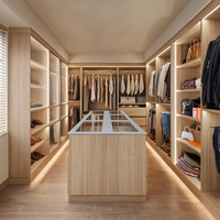 Système de dressing en bois massif ton bois, îlot central moderne avec étagères de présentation et éclairage LED pour chambre et villa