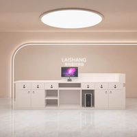 Vente en gros de comptoirs de réception personnalisés, modernes, minimalistes, blancs, avec un design ondulé, éclairés par LED, pour salons de beauté, spas capillaires, cliniques, bureaux