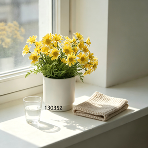 Plante artificielle de marguerite jaune dans un pot en céramique blanc avec faux sol, fleur de <span class=keywords><strong>camomille</strong></span> réaliste pour la décoration de la maison et du jardin - Product Image 1