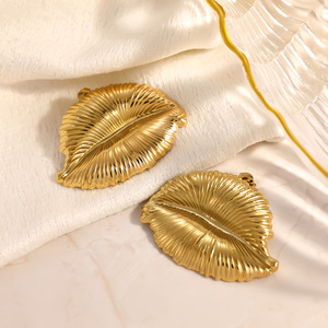 Boucles d'oreilles tendance SUMMLY en forme de lèvres plaquées or 18 carats, en acier inoxydable, imperméables, hypoallergéniques, bijoux de mode pour femmes - Product Image 3