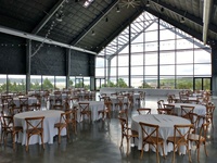 Chaise empilable moderne en résine plastique à dossier croisé pour salle à manger, mariage, banquet, extérieur, hôtel, ferme, vignoble