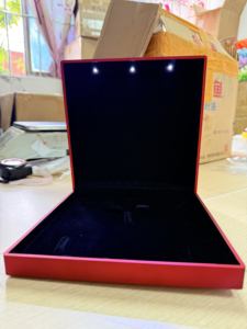 Caja de Joyería con Luz LED Creativa y Moderna para Anillos de <span class=keywords><strong>Compromiso</strong></span>, Colgantes y Pulseras con Logotipo Personalizado - En Stock - Product Image 6