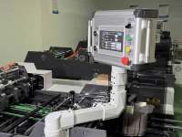 Machine de fabrication de boîtes en papier à commande PLC haute vitesse avec une efficacité élevée et une automatisation élevée pour l'emballage de gâteaux, de plats à emporter et de repas