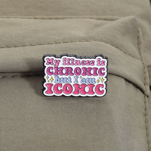 Meine Krankheit ist chronisch, aber ich bin ikonische Emaille Pin lustige psychische Gesundheit Zitat Brosche Schmuck Geschenk für Freunde Großhandel - Product Image 3