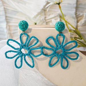 Boucles d'oreilles fleur creuse géométrique en raphia noué à la main-Boho Chic bijoux tissés colorés léger cadeau tendance tropicale pour les femmes - Product Image 3