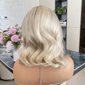 Perruques synthétiques courtes style français 13x4 avec dentelle, grandes ondulations, effet ombré blond, aspect naturel pour usage quotidien - Product Image 5