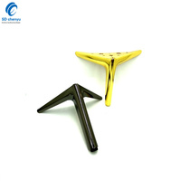 Jambes de canapé modernes en vrac de 120mm jambes incurvées de triangle en métal doré pour le remplacement