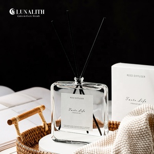 Diffuseur <span class=keywords><strong>de</strong></span> parfum <span class=keywords><strong>en</strong></span> gros style INS minimaliste avec bouteille <span class=keywords><strong>en</strong></span> <span class=keywords><strong>verre</strong></span> transparent |   Diffuseur d'huiles essentielles <span class=keywords><strong>de</strong></span> 120 ml pour la revente <span class=keywords><strong>en</strong></span> <span class=keywords><strong>ligne</strong></span> - Product Image 3