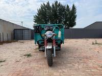 Tricycle cargo professionnel à essence 200cc, carrosserie ouverte, démarrage électrique/à manivelle, 3 roues, benne basculante pour livraison de marchandises en vrac