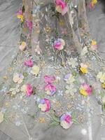 Tulle polyester multicolore fait main avec broderie 3D florale et fils multicolores, tissu garni de dentelle