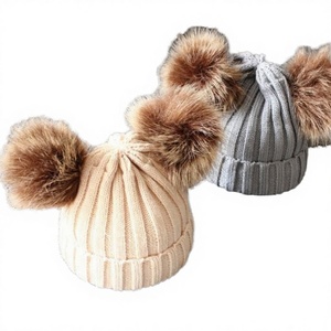 Bonnet tricoté unisexe pour enfants avec double pompon et boules en fourrure, idéal pour l'automne et l'hiver, garde au chaud lors des voyages - Product Image 3