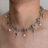 Collier unisexe original fait main, style punk cool, avec rivets, pampilles, perles et coquillages, en acier inoxydable robuste et chaîne en bambou