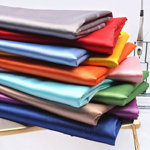 La conception <span class=keywords><strong>de</strong></span> tissu tissé doux et brillant <span class=keywords><strong>de</strong></span> tissu <span class=keywords><strong>de</strong></span> satin <span class=keywords><strong>de</strong></span> polyester <span class=keywords><strong>de</strong></span> best-seller est légère et appropriée aux jupes et aux robes <span class=keywords><strong>de</strong></span> mariage. - Product Image 2