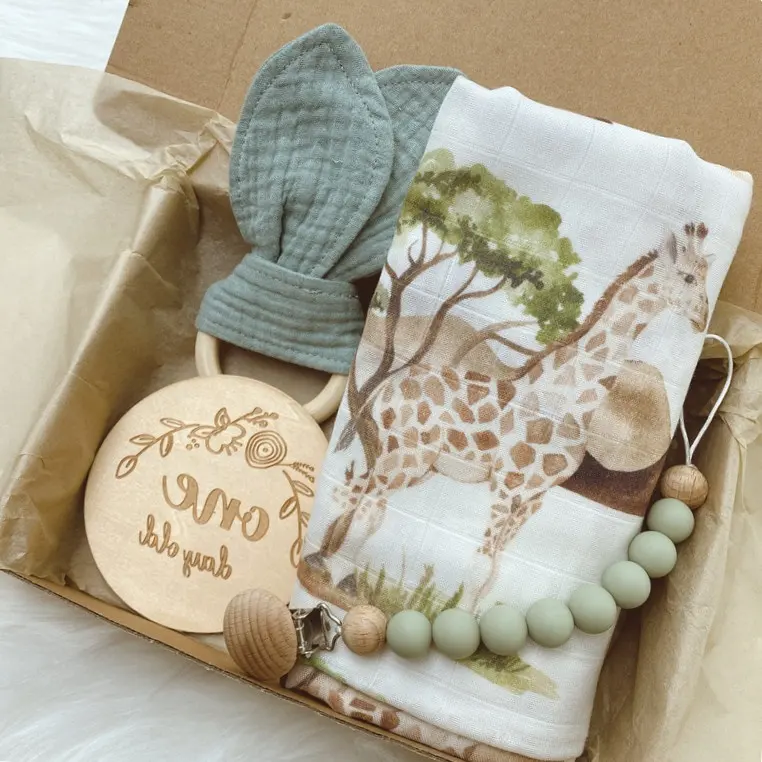 Coffret personnalisé en mousseline de coton, brosse en bois de confort, gaufre, couverture en bois, carte pour nouveau-nés, bandeau, cadeau de douche