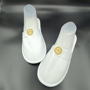 Pantoufles jetables à bout fermé de chambre en <span class=keywords><strong>velours</strong></span> lavable blanc de luxe <span class=keywords><strong>chinois</strong></span> avec semelle en tissu à pois pour taille universelle d'hôtel - Product Image 6
