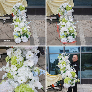 Centro de mesa con camino de flores en tonos verde y blanco, ideal para decoración de bodas y fiestas. - Product Image 3