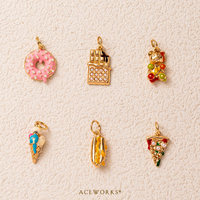 Galería de Snacks Gilded |   Colgante de latón chapado en oro de 18K con esmalte, con diseño de alimentos: Barra de chocolate, Ramen, Palomitas de maíz, Donut, Helado, Perrito caliente, Pizza
