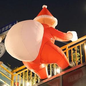 Decoración Navideña Inflable Gigante, Santa Claus Escalando, Decoración Navideña para Exteriores, Santa Claus Inflable con Luz LED Escalando la Pared con Bolsa de Regalos - Product Image 1