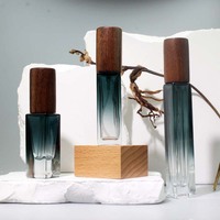 5ML 10ML verre recyclable col à vis ambre bleu dégradé couleur carré sous voyage parfum vaporisateur avec bouchon en bois