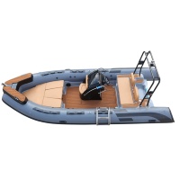 Bateau de pêche en fibre de verre Premium RIB 550C avec un ensemble complet d'accessoires