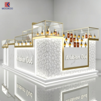 Kiosque de parfum Oud Arabe personnalisé, texture marbre, présentoir en verre avec finition dorée et logo de marque pour centre commercial