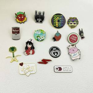 Broche personnalisée en émail dur 3D, motif vêtements, pailletée, mignonne, Kawaii, <span class=keywords><strong>dessin</strong></span> <span class=keywords><strong>animé</strong></span>, anime - Product Image 4