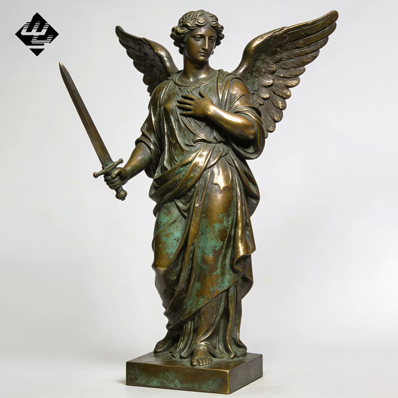 Sculpture d'ange gardien ailé en bronze, tenant une épée.