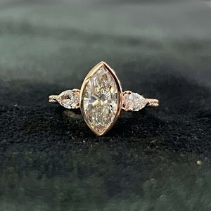 Anillo de compromiso de diamante con corte marquesa y engaste de bisel en oro amarillo macizo con piedras laterales en forma de pera, anillo minimalista solitario de promesa de alta joyería. - Product Image 1