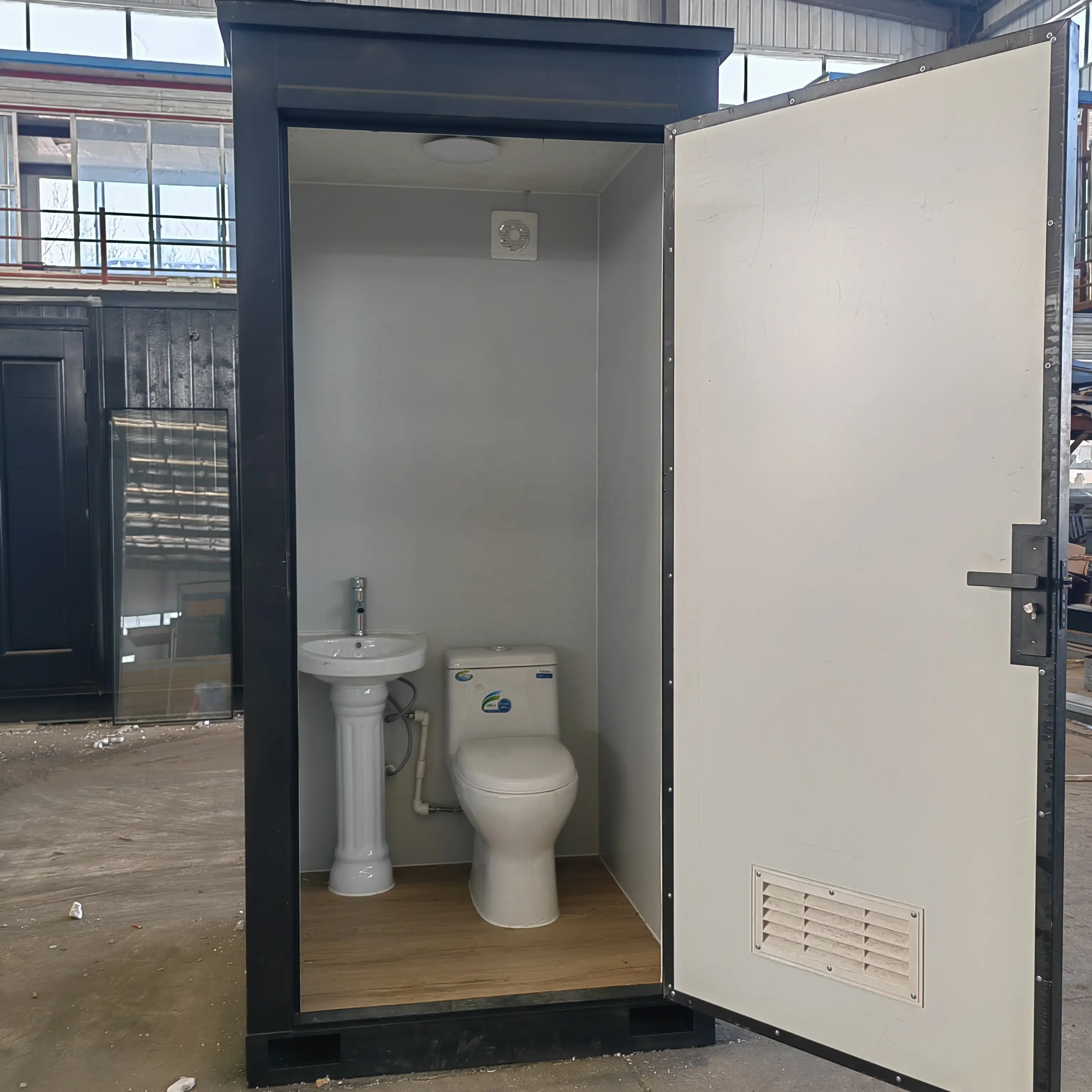 व्यावहारिक बहु-व्यक्ति सार्वजनिक prefab शौचालय शानदार पोर्टेबल स्वच्छता बाथरूम पोर्टेबल मोबाइल शौचालय कमरे में स्नान