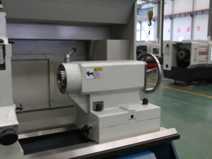 Tour CNC de haute précision avec système GSK, machine de tournage CNC QK1327c, tour à fileter les tuyaux CNC avec alésage de broche de 280 mm - Product Image 5