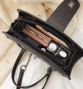 Bolso de cuero para mujer, bolso de diseñador con cadena decorativa, bolso bandolera de moda con cremallera - Product Image 4