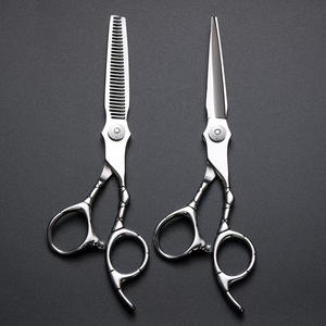 กรรไกรตัดผมซูโจว QP9 ขนาด 6 นิ้ว สแตนเลส สำหรับซอยผม ใช้สำหรับคนถนัดขวา เหมาะสำหรับร้านเสริมสวย ใบมีดแบน แบบมาตรฐาน - Product Image 3