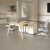 Poste de travail commercial en bois, design simple et moderne, pour quatre à six personnes, avec écran de séparation et chaise de bureau intégrée