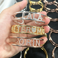 Bracelet ouvert personnalisé avec nom, en acier inoxydable, orné de strass, pour femme, bijou de poignet scintillant pour le quotidien