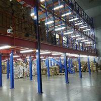 Entrepôt préfabriqué en acier avec unité d'étagères réglables, plateforme de mezzanine, plancher de mezzanine soutenu par des rayonnages