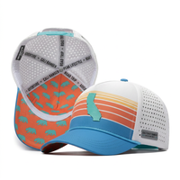Casquette de sport blanche personnalisée OEM ODM, performance, imperméable, polyester, trous découpés au laser, patch en caoutchouc, logo brodé