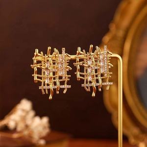 Pendientes de Botón de Metal Tejido Chapados en Oro con Microincrustaciones de Circonita Geométrica de Estilo Europeo Americano de Alta Gama para Mujer, Regalo de Moda - Product Image 5