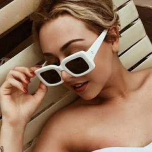 Nouvelles Lunettes de Soleil Carrées Blanches pour Femmes, Monture Métallique Rétro, Charnières Surdimensionnées, Branches Larges, Collection 2022 - Product Image 1