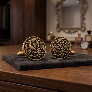 Mancuernillas de Latón Antiguo Hechas a Mano con Diseño Floral Grabado, Base Negra, Acabado en Tono Dorado, Regalo Formal para Cumpleaños o Aniversario, Unisex - Product Image 4
