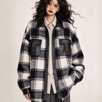 Veste en polaire à carreaux LTD-J2027 avec boutons-pression, garniture contrastante, coupe oversize, poches à rabat sur le devant, poches latérales