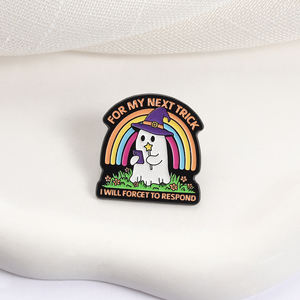 Spilla Smaltata 'Prossimo Trucco: Dimenticherò di Rispondere' - Fantasma Arcobaleno con Cappello da Strega e Bacchetta Magica - Product Image 3