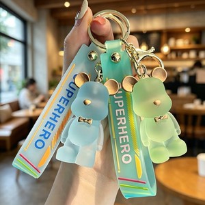 Prêt à expédier : Magnifique porte-clés en PVC ours 3D givré avec oreilles dorées, nœud papillon et bracelet SUPERHERO - Product Image 6