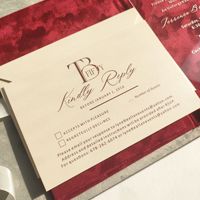 Carte d'invitation de mariage en velours bordeaux à double pliage avec support en papier et acrylique, impression à chaud argentée, style européen