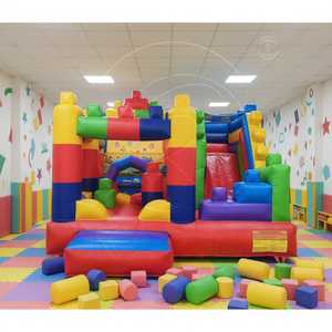Château gonflable en PVC multicolore avec entrée ouverte pour 5 à 10 enfants, fêtes d'anniversaire et événements en plein air - Product Image 1